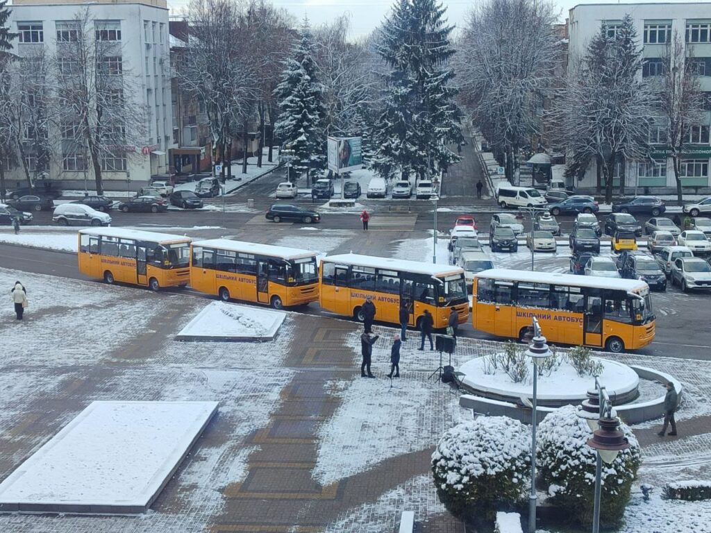 1 В громади Рівненщини поїхали ще чотири нові шкільні автобуси: куди саме