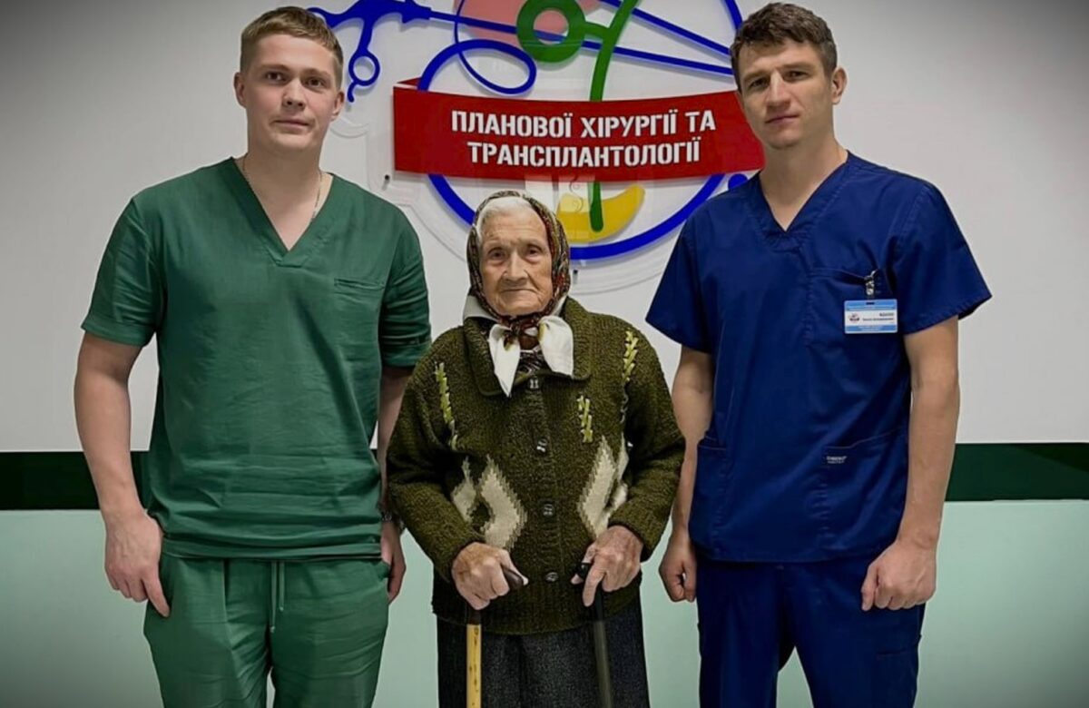 Зробили надможливе: рівненські лікарі провели операцію 101 річній жінці