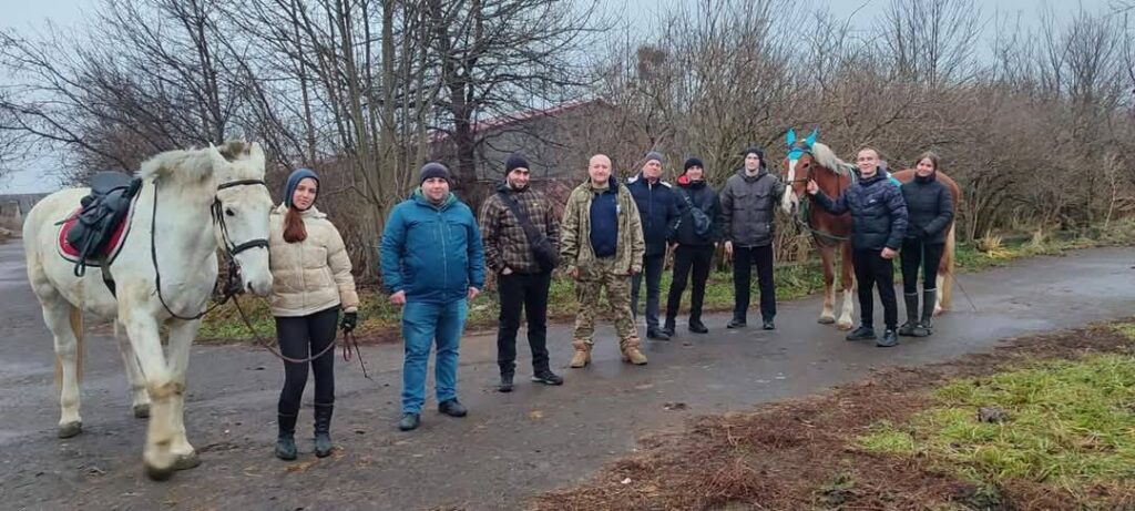 1 До реабілітації воїнів у Рівному ввели іпотерапію: як проходять заняття