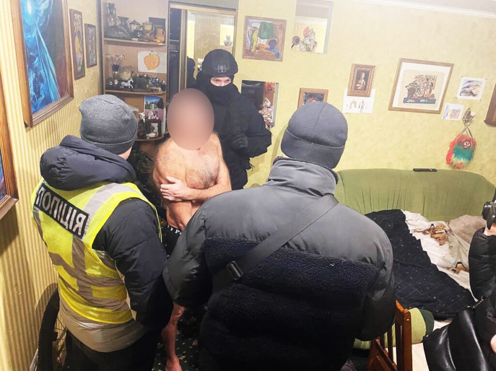 1 Рівнянин підробив долари та розрахувався ними за придбаний телефон