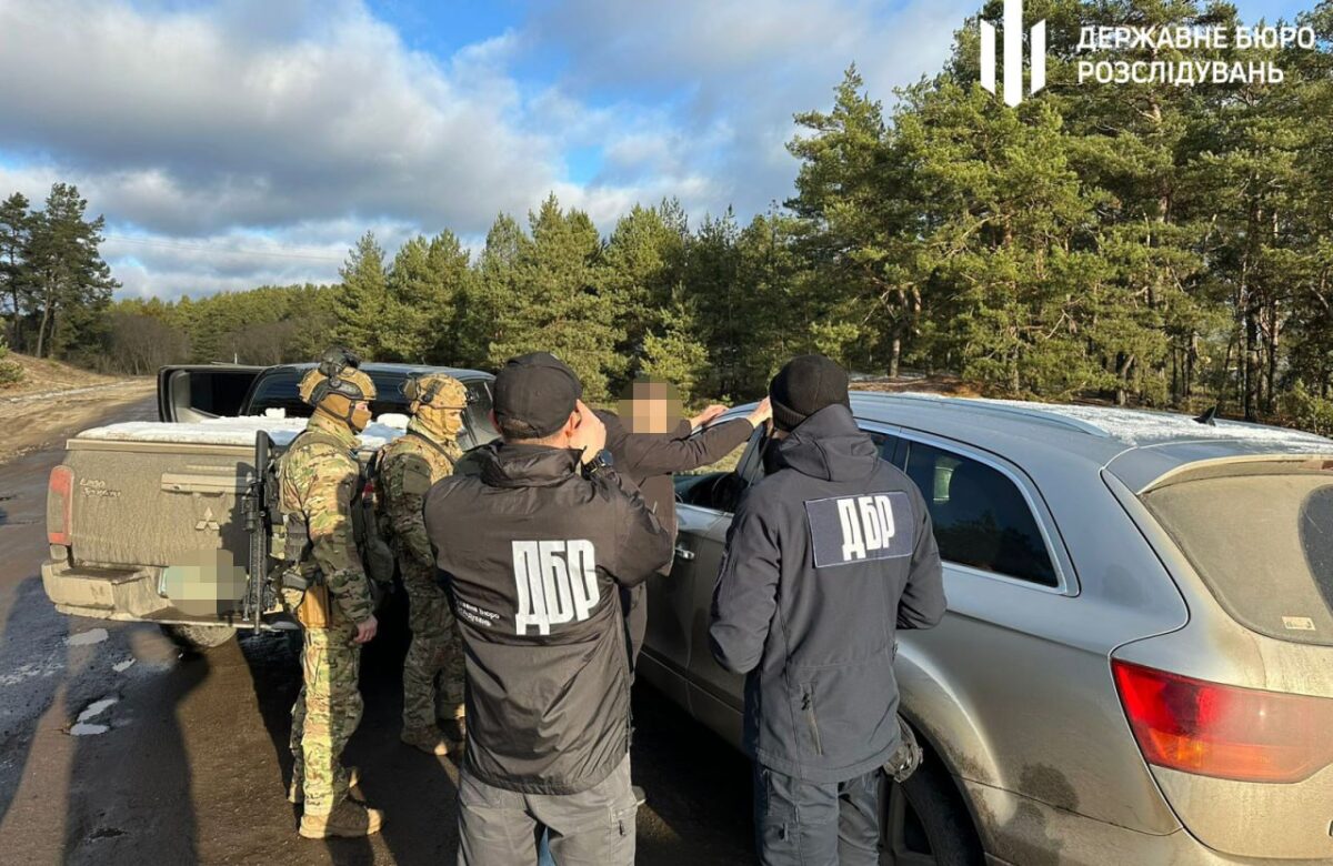 Поліцейський з Рівненщини за 8 тисяч доларів переправляв «ухилянтів» до білорусі