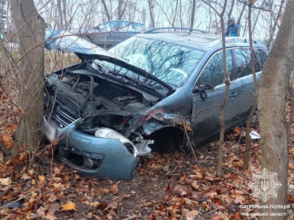 1 Пошкодив 4 авто та в'їхав у дерево: за кермом біля Рівного був нетверезий водій