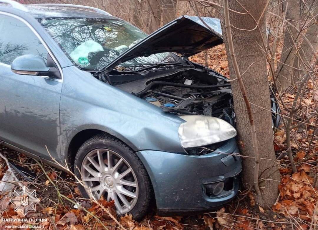 Пошкодив 4 авто та в’їхав у дерево: за кермом біля Рівного був нетверезий водій
