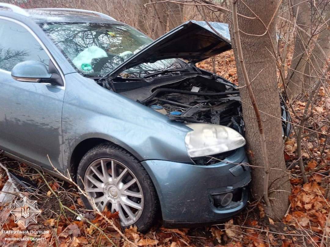 Пошкодив 4 авто та в’їхав у дерево: за кермом біля Рівного був нетверезий водій 0000