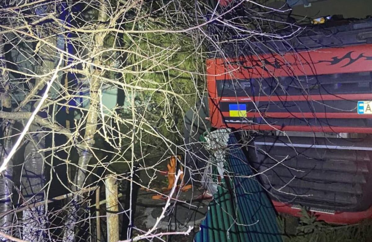 Пʼяний водій вантажівки розніс паркан на Рівненщині(+ФОТО)
