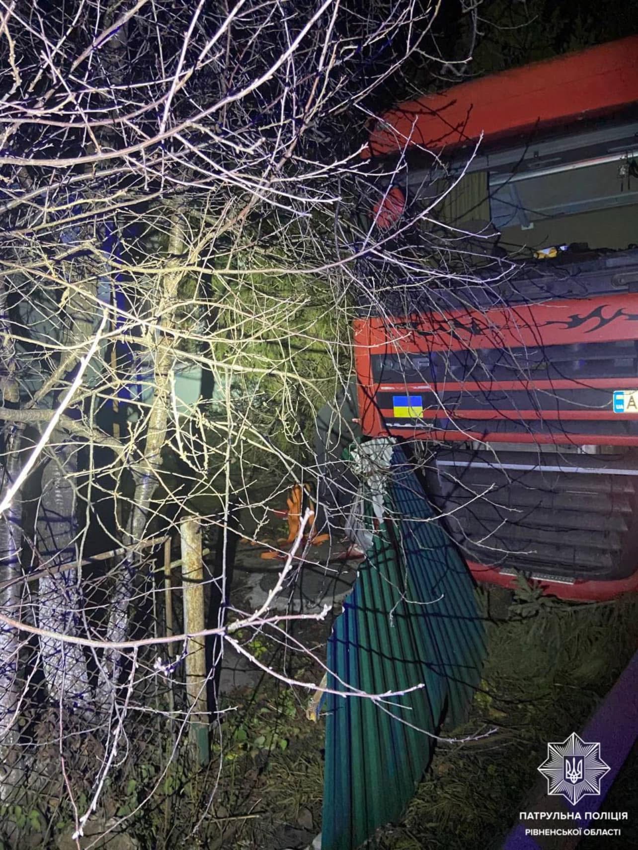 Пʼяний водій вантажівки розніс паркан на Рівненщині(+ФОТО) 0000