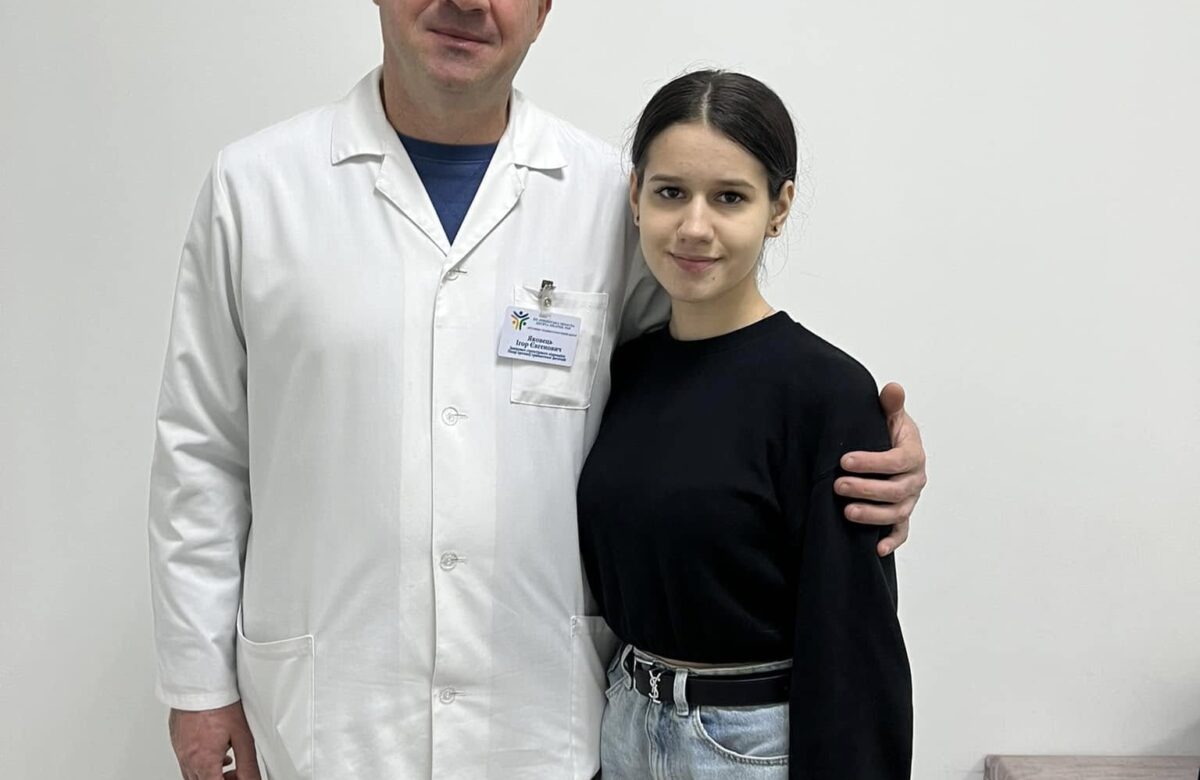 Лікарі Рівненщини поставили на ноги 18-річну дівчину, яка два роки самостійно не ходила
