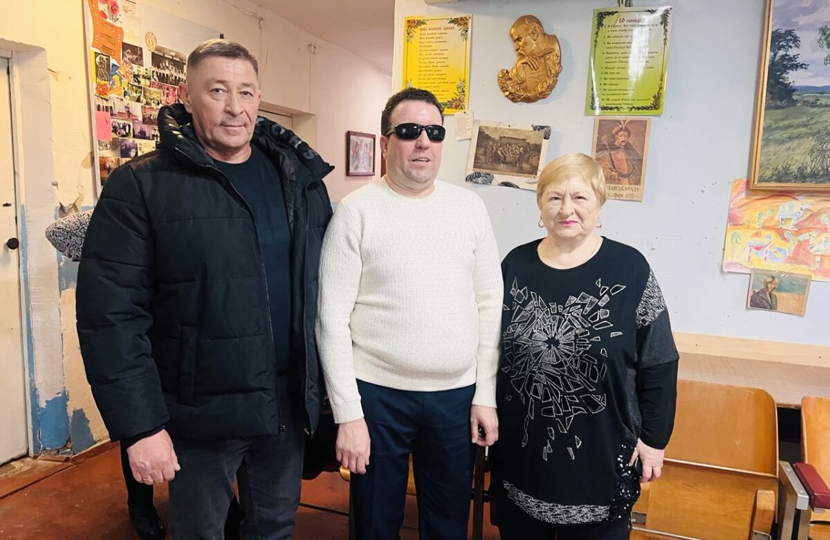 Сліпі люди з Рівного отримали допомогу та нагороди