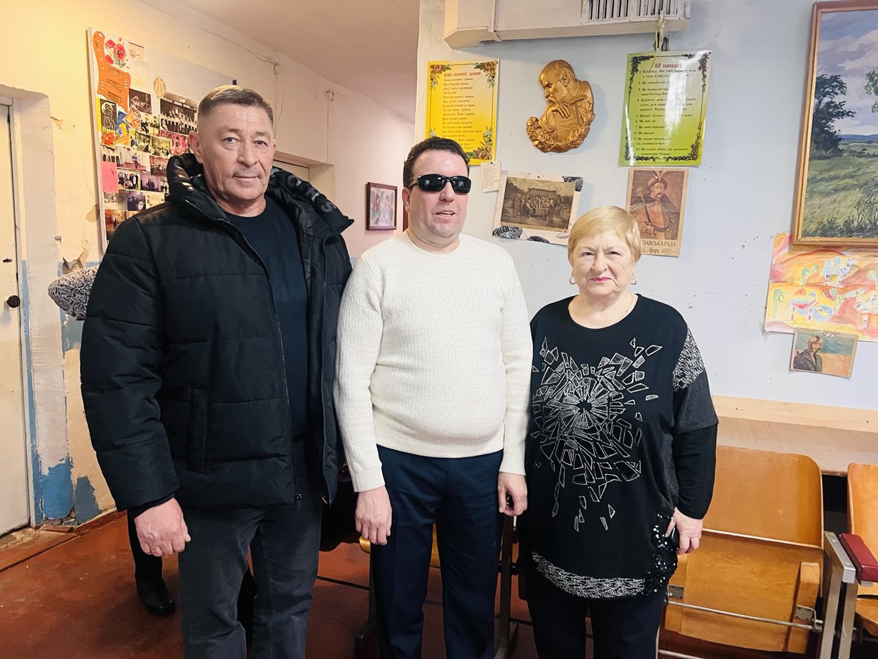 Сліпі люди з Рівного отримали допомогу та нагороди 0000
