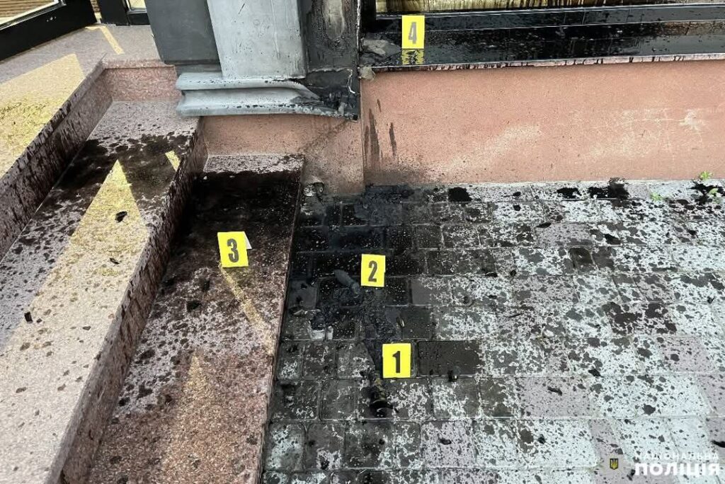 1 Кинули коктейль Молотова в магазин у Рівному та підпалили його: що загрожує лучанам
