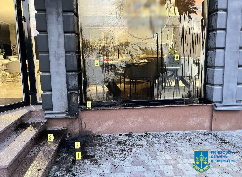 1 Кинули коктейль Молотова в магазин у Рівному та підпалили його: що загрожує лучанам