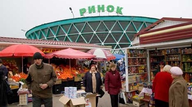 Підприємцям Рівного дозволили ярмаркувати навколо продуктового ринку