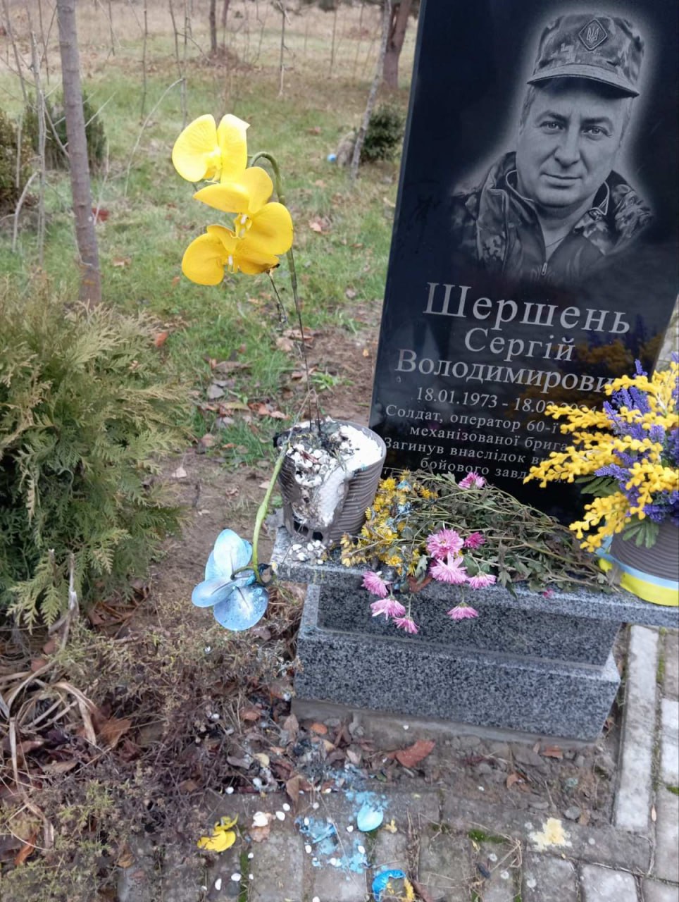 У містечку на Рівненщині осквернили могилу захисника на Алеї Слави 0000
