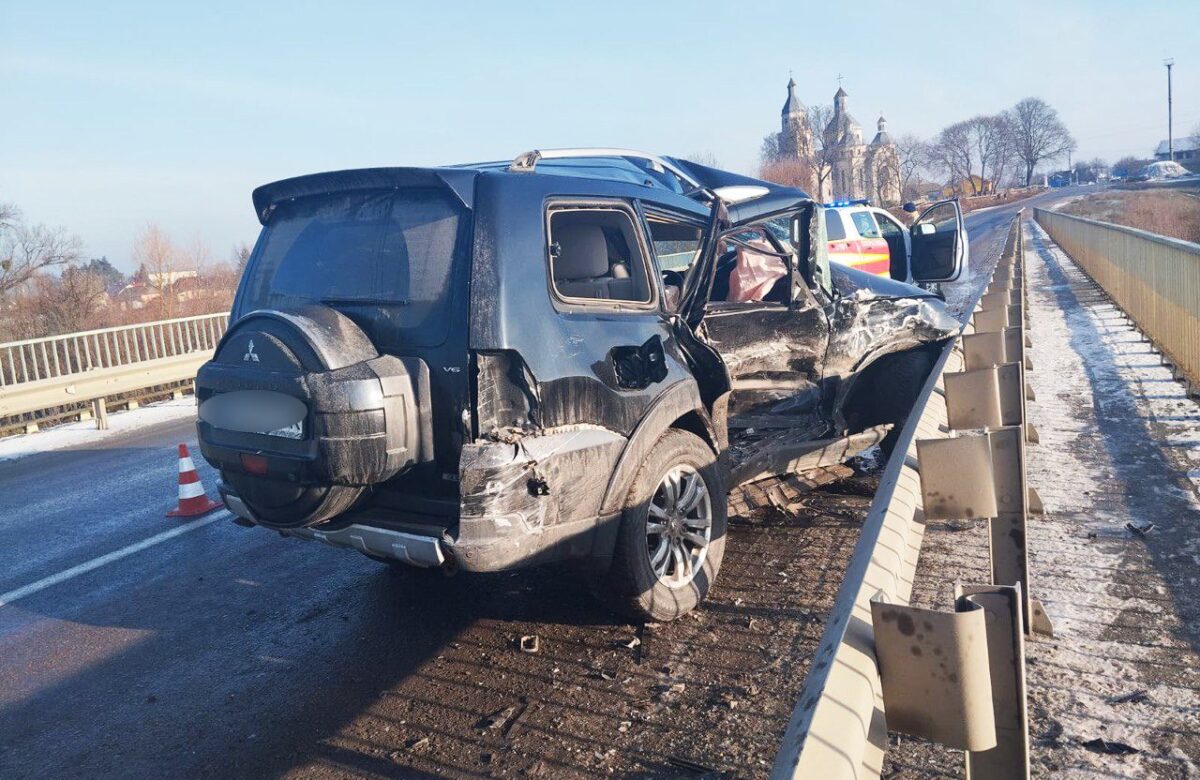 На дорозі біля Острога у ДТП загинула людина, двоє травмувалися (ФОТО)