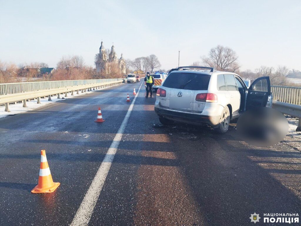 1 На дорозі біля Острога у ДТП загинула людина, двоє травмувалися (ФОТО)