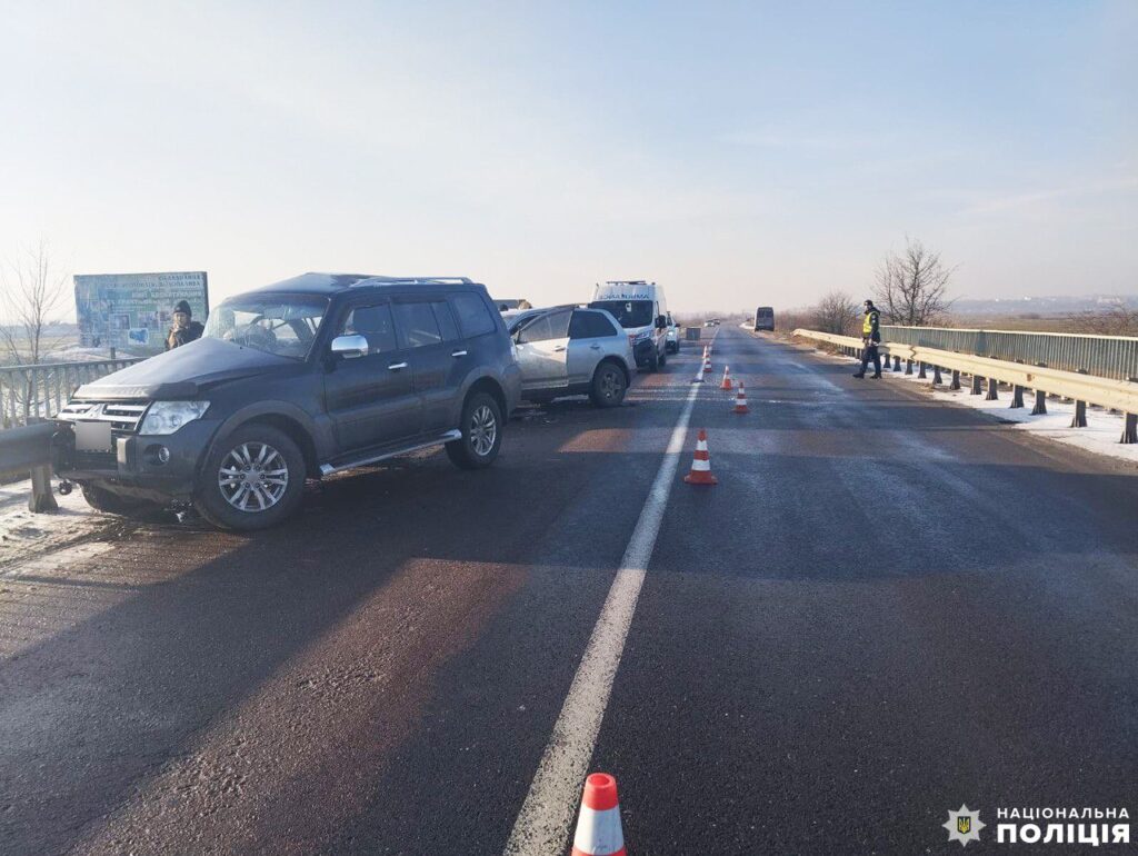 1 На дорозі біля Острога у ДТП загинула людина, двоє травмувалися (ФОТО)