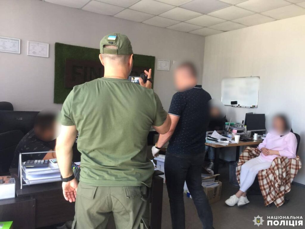 1 Четверо жителів Рівненщини постануть перед судом за організацію незаконного виїзду чоловіків за кордон