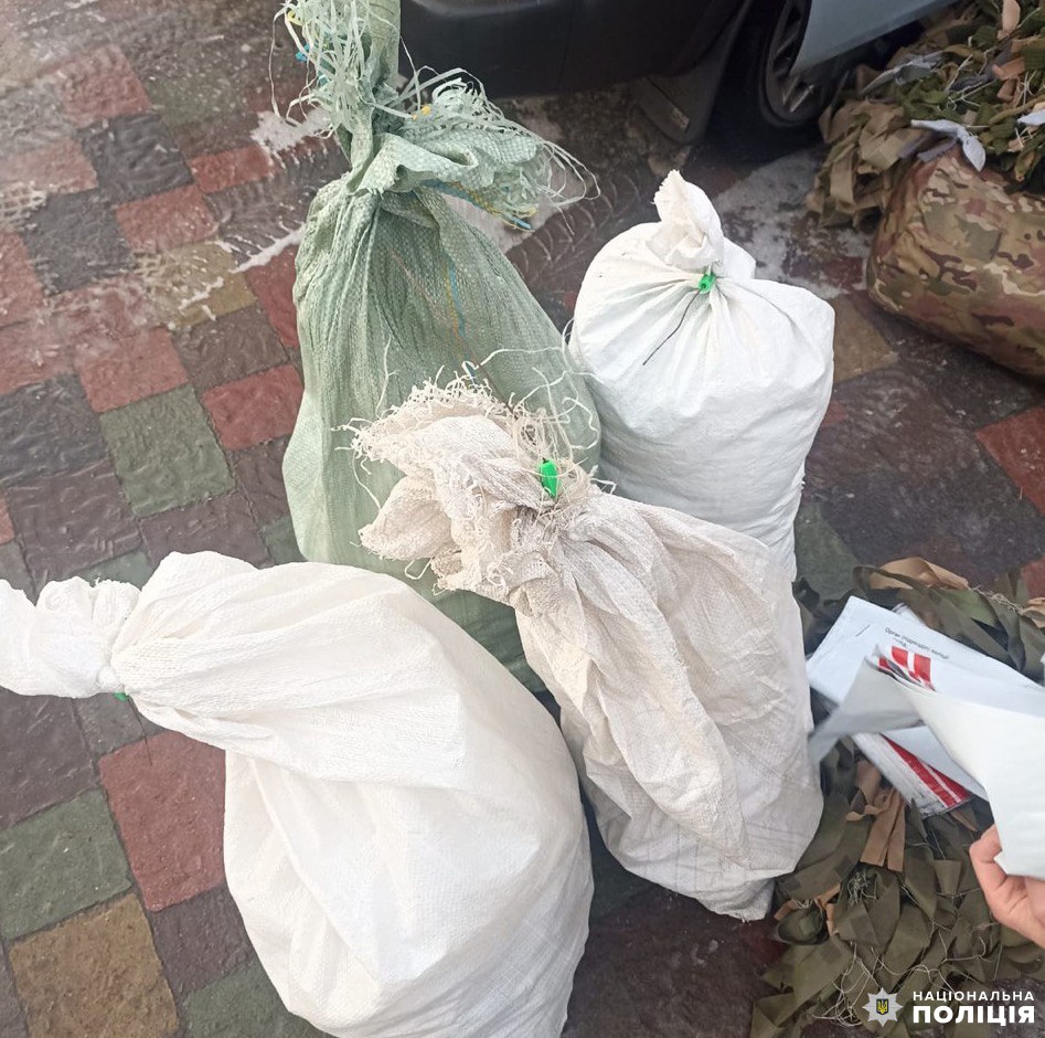 1 Волонтерська допомога у вигляді 70 кг бурштину: на Рівненщині патрульні зупинили водія