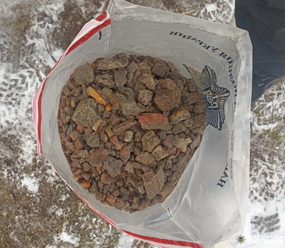 Волонтерська допомога у вигляді 70 кг бурштину: на Рівненщині патрульні зупинили водія 0000