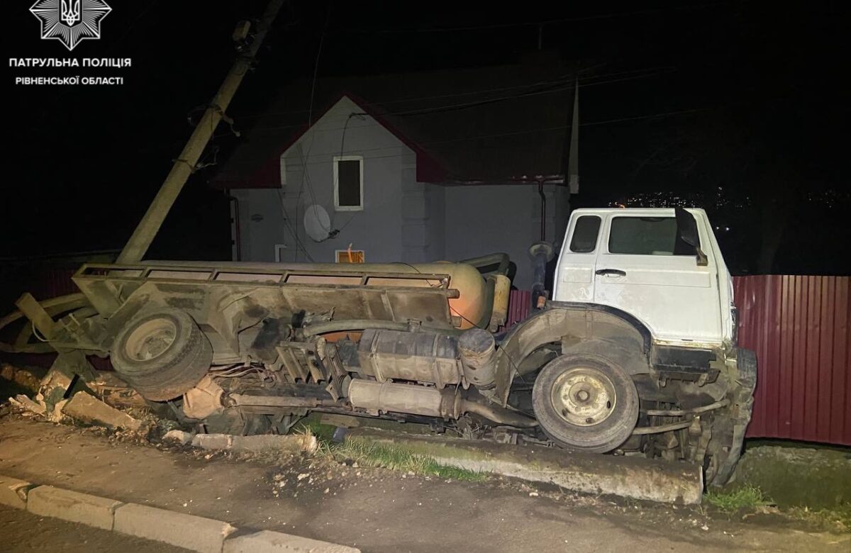 ДТП у Рівному: водій під наркотиками в’їхав у паркан