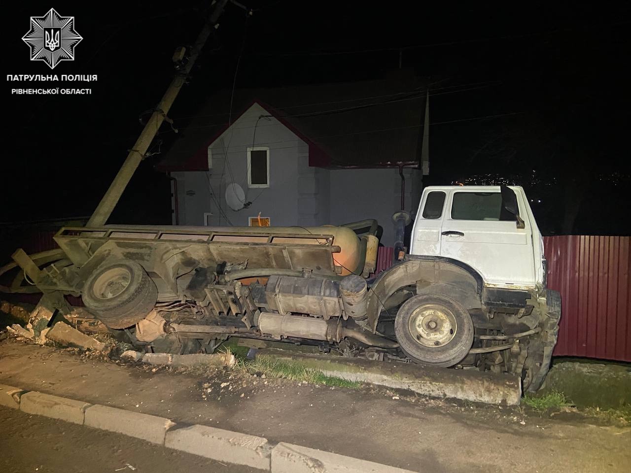 ДТП у Рівному: водій під наркотиками в’їхав у паркан 0000