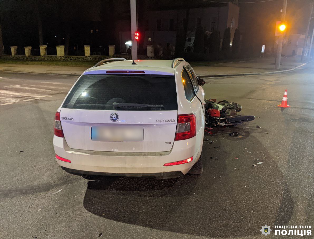1 По Соборній у Рівному сталось ДТП: мотоцикліст у лікарні