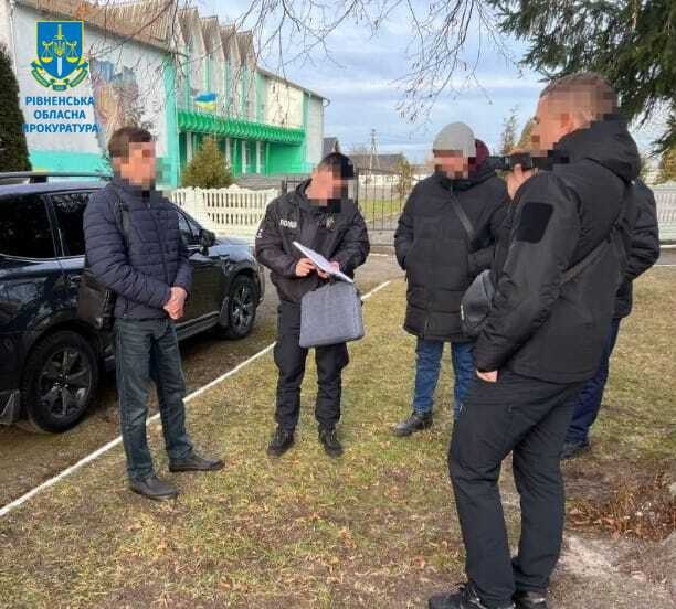 Голову громади на Рівненщині зловили на хабарі за вирубку майже 800 новорічних дерев 0000