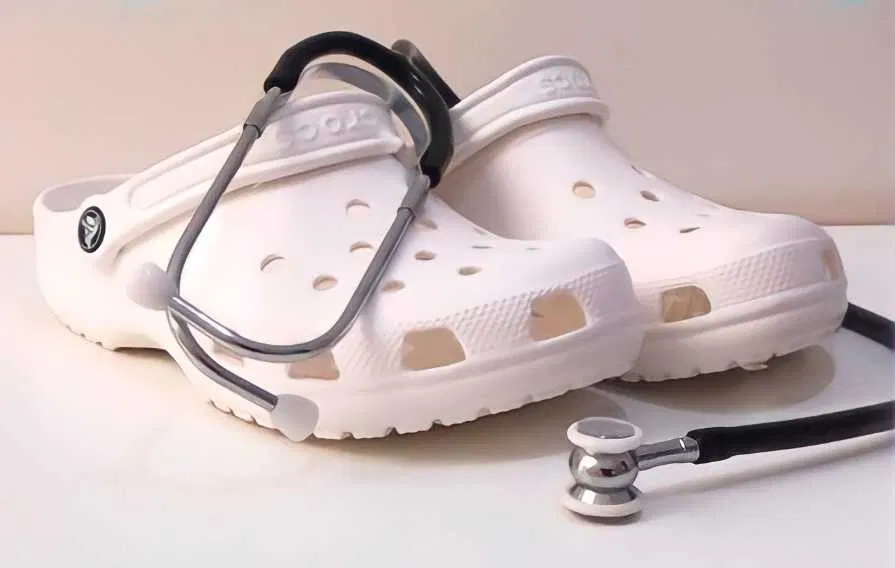 На Рівненщині медикам продали неякісне взуття: збитків на 3,7 мільйона гривень