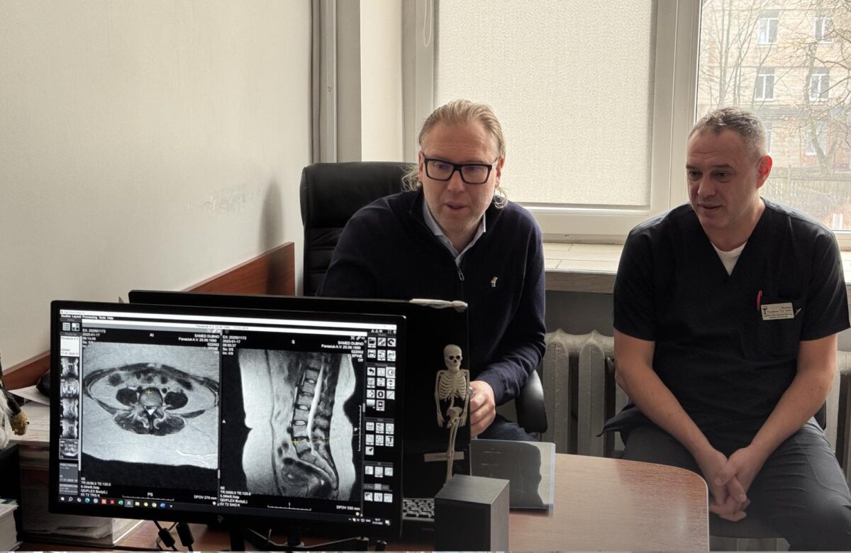 Медична співпраця: рівненські нейрохірурги і естонський лікар прооперували військового