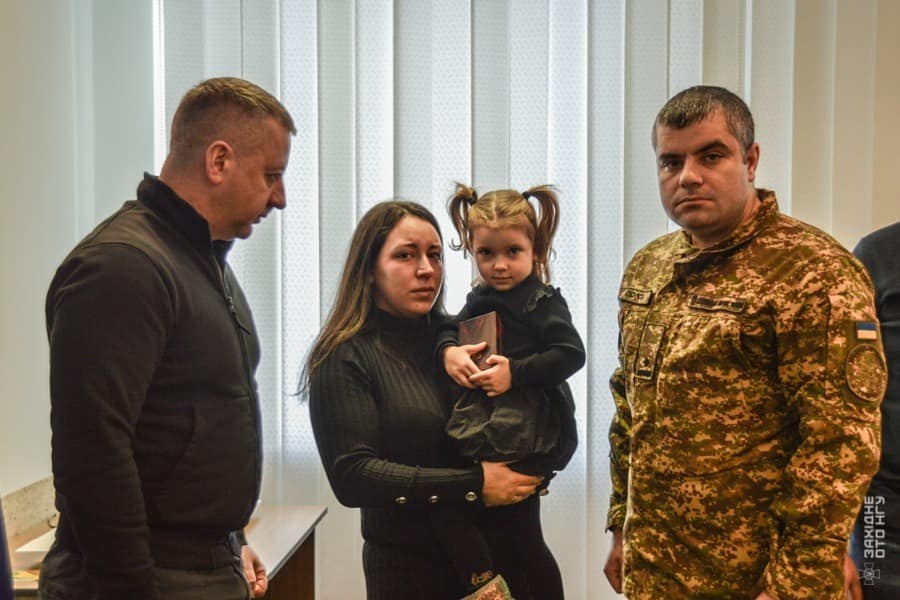 1 У Рівному доньці загиблого нацгвардійця вручили орден від Президента