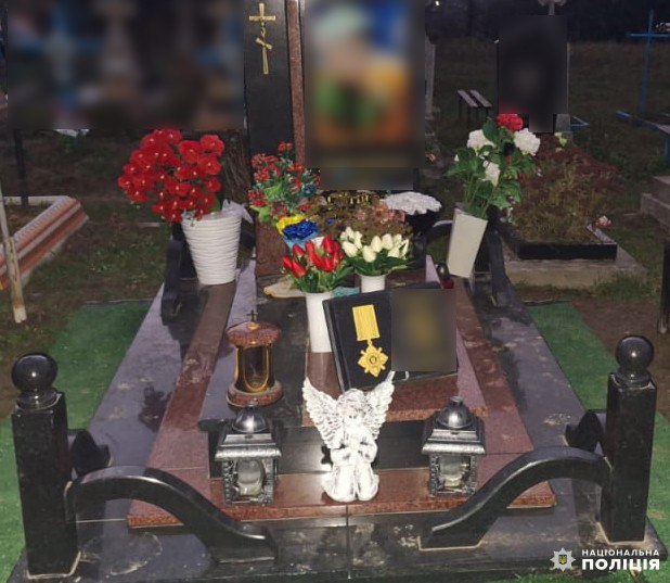 На Рівненщині жінку можуть запроторити до психлікарні, бо вкрала квіти з могили Героя 0000