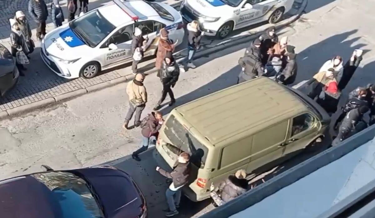 У центрі Рівного люди перекрили дорогу автомобілю ТЦК (+ВІДЕО)