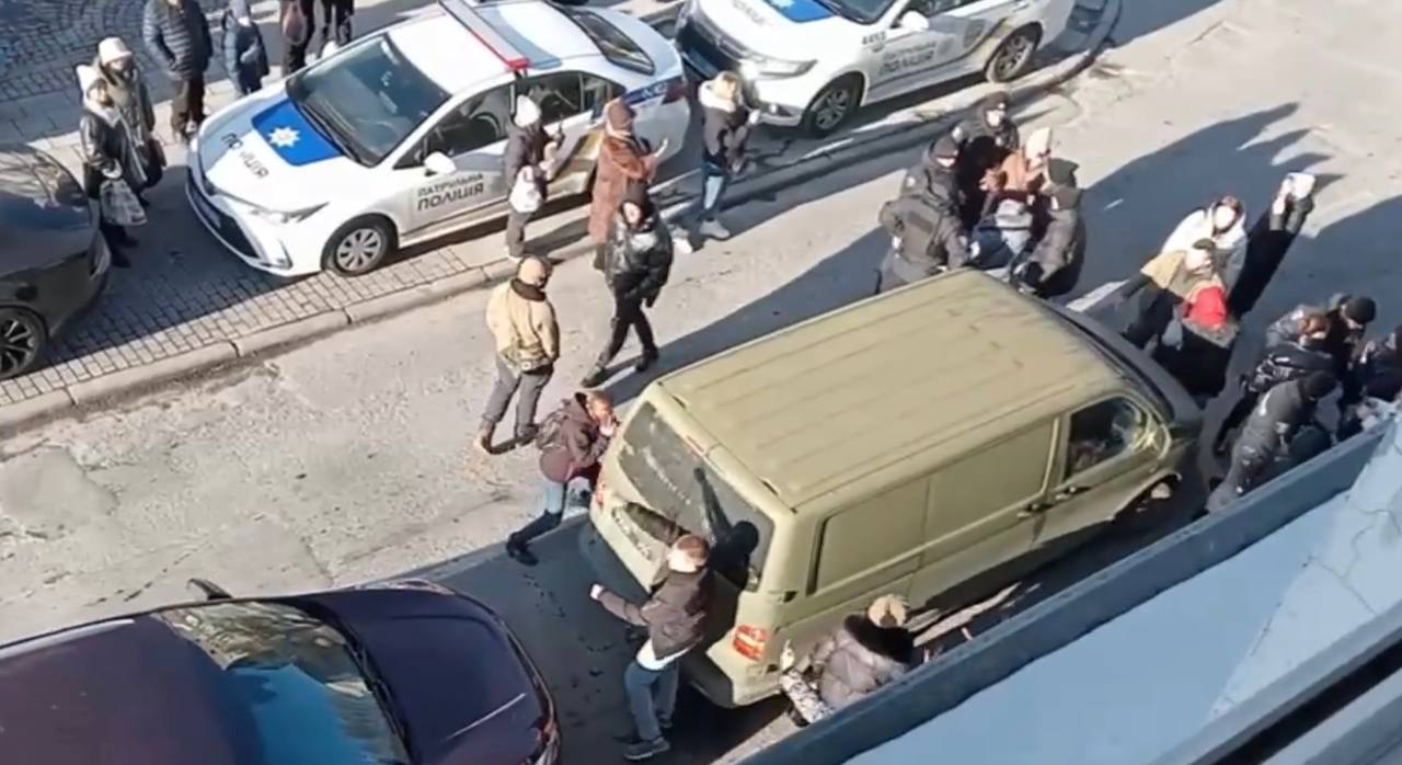 У центрі Рівного люди перекрили дорогу автомобілю ТЦК (+ВІДЕО) 0000