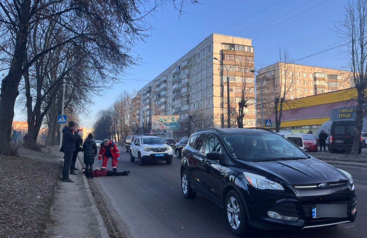 У Рівному під колеса автомобіля потрапила жінка: поліція працює на місці ДТП