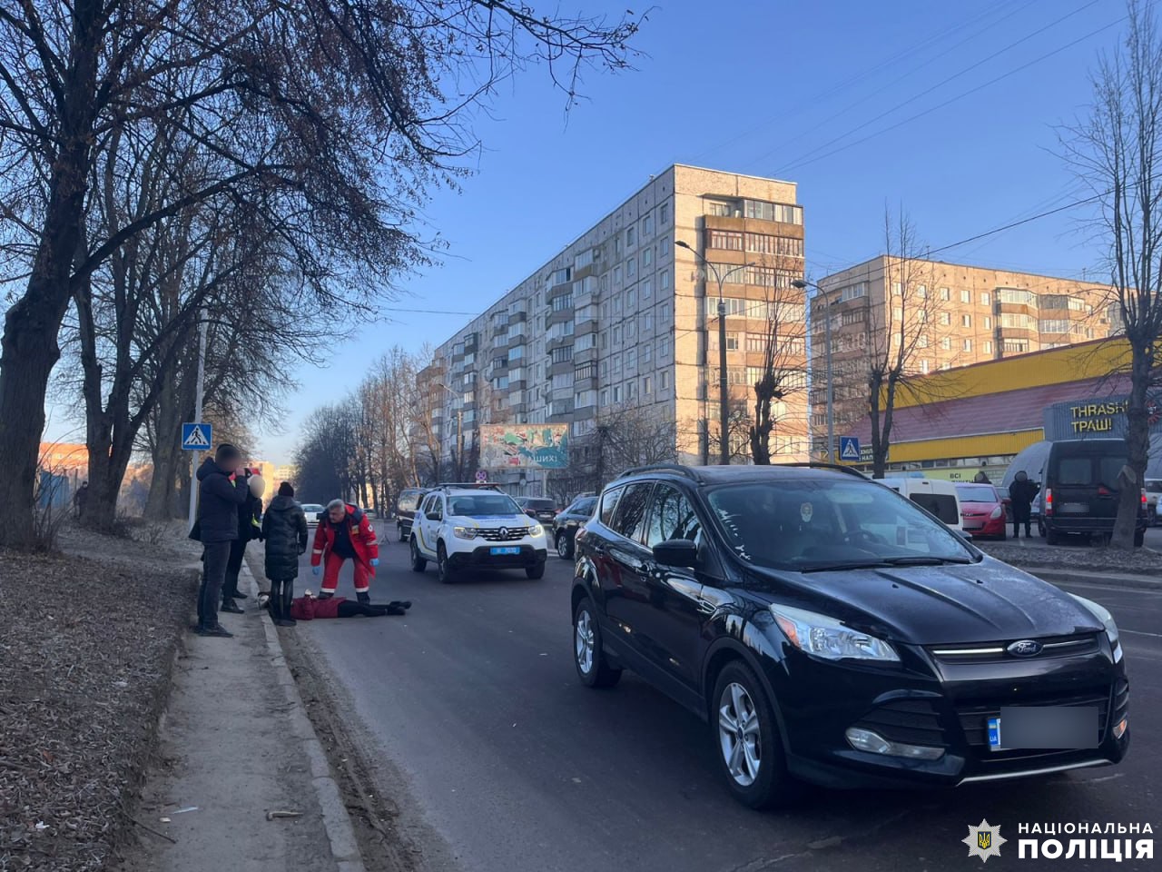 У Рівному під колеса автомобіля потрапила жінка: поліція працює на місці ДТП 0000