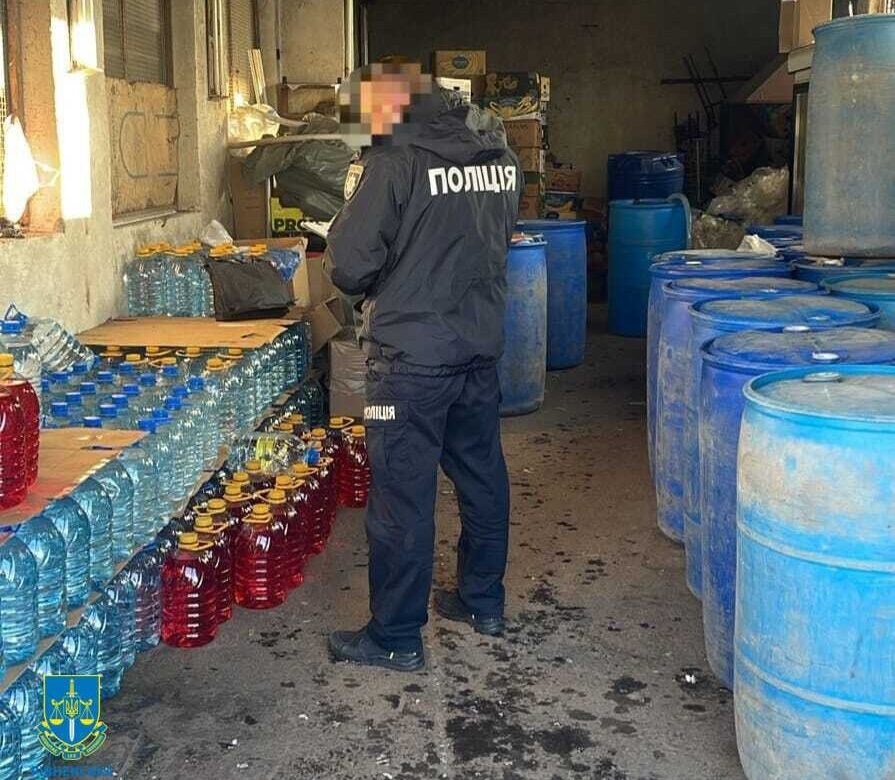 На Дубенщині зупинили підпільний цех підробленого алкоголю на мільйон гривень