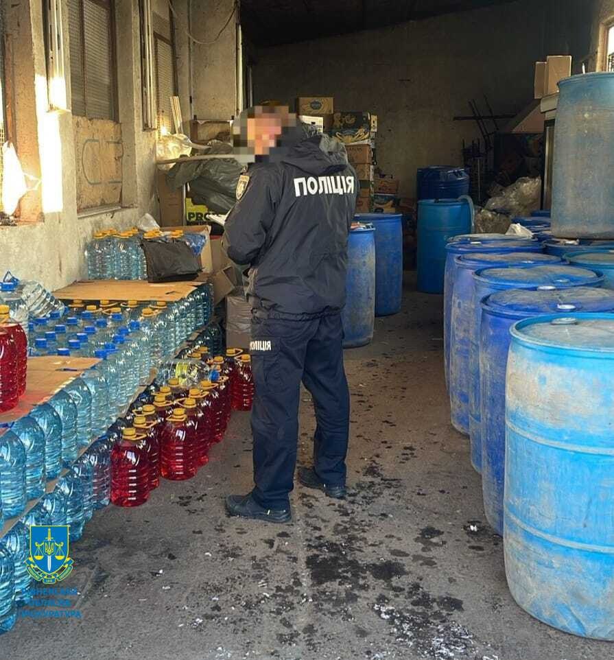 На Дубенщині зупинили підпільний цех підробленого алкоголю на мільйон гривень 0000