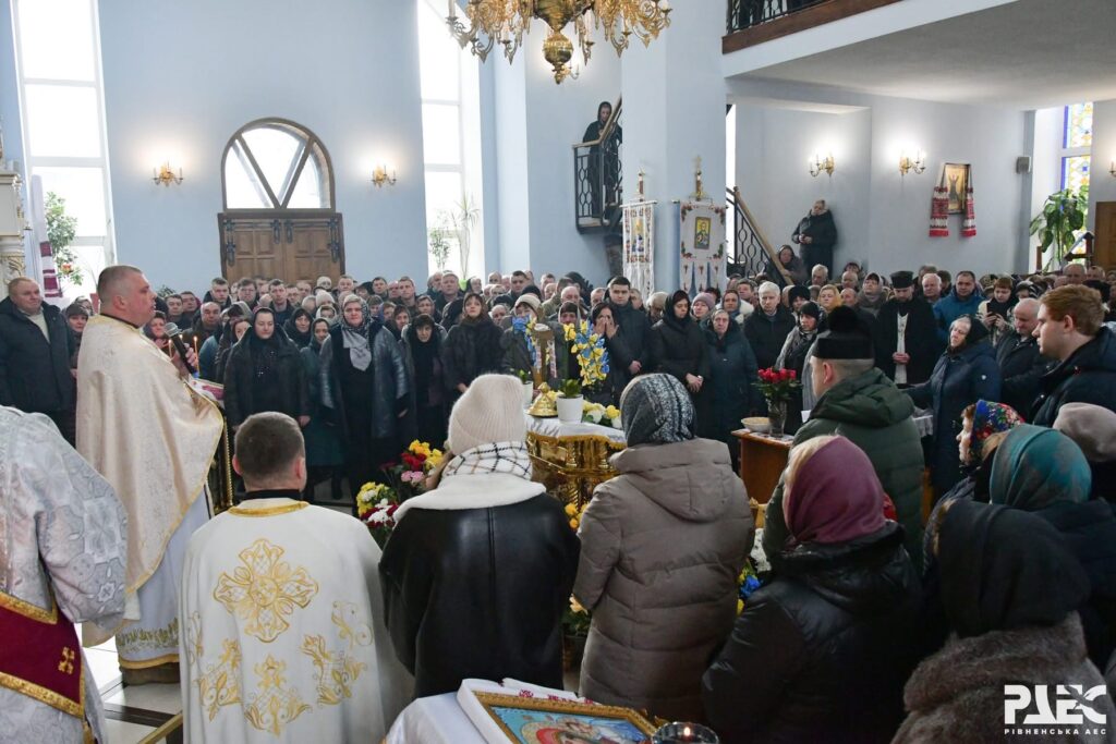 1 У Вараші попрощались з протоієреєм Віталієм Бондаром