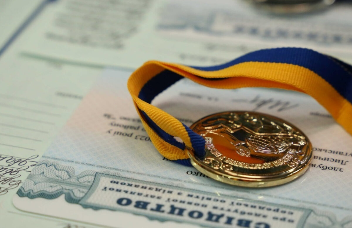 У школах скасували золоті і срібні медалі: як тепер відзначатимуть випускників-відмінників
