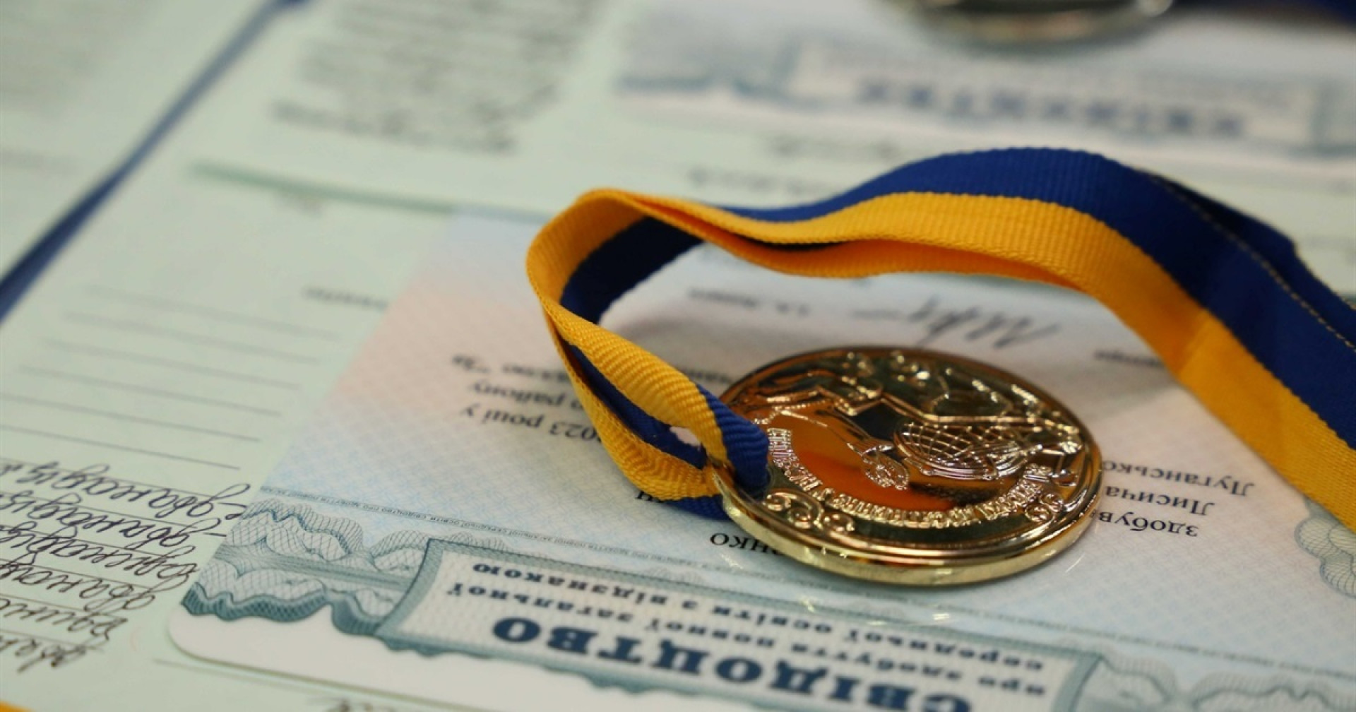 У школах скасували золоті і срібні медалі: як тепер відзначатимуть випускників-відмінників 0000