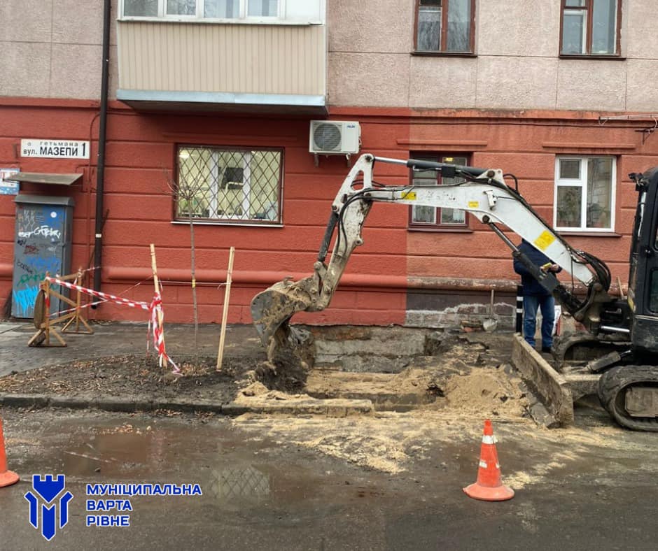 1 У центрі Рівного незаконно розрили вулицю
