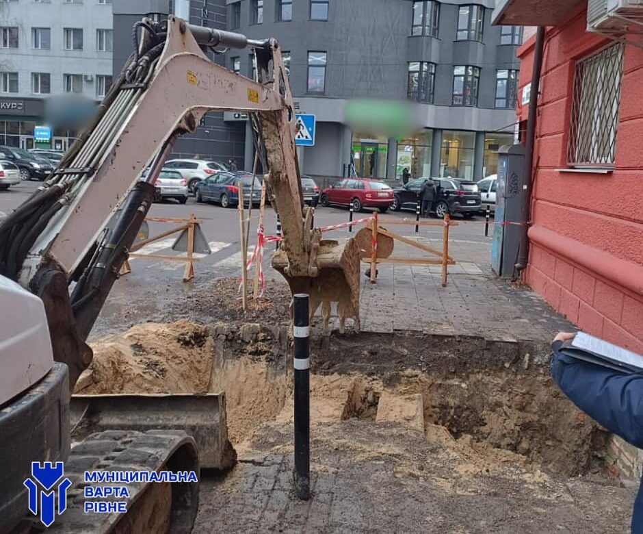 У центрі Рівного незаконно розрили вулицю