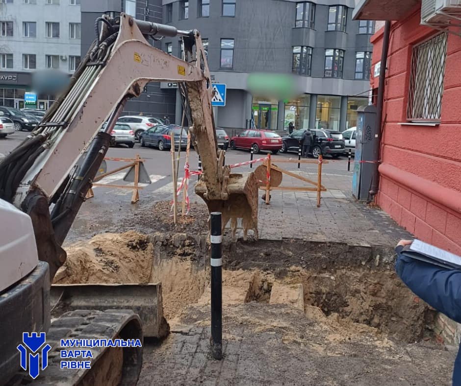 У центрі Рівного незаконно розрили вулицю 0000