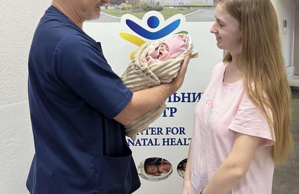 Рівненські лікарі провели ризиковану операцію новонародженій дівчинці
