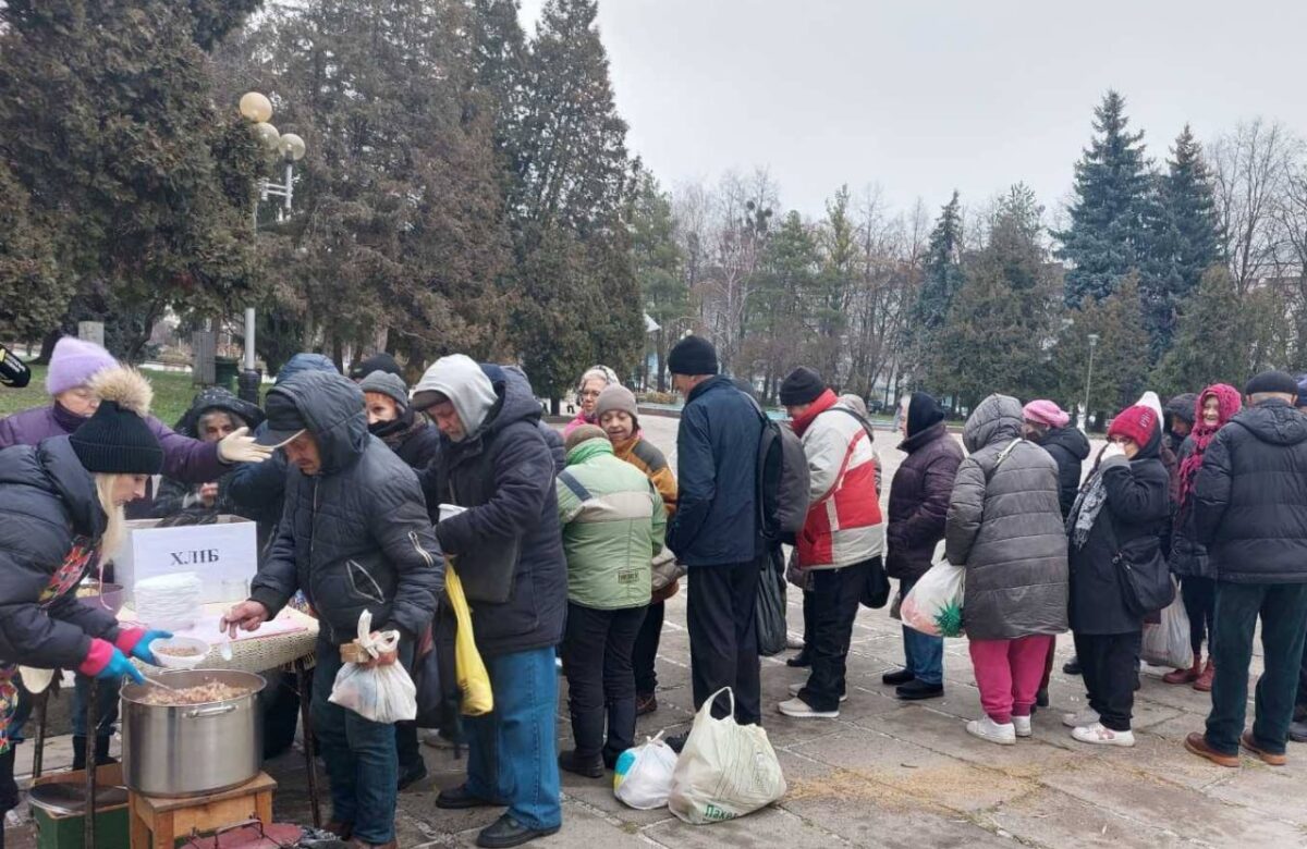 Каша з овочами, хліб та чай: у Рівному роздають соціальні обіди