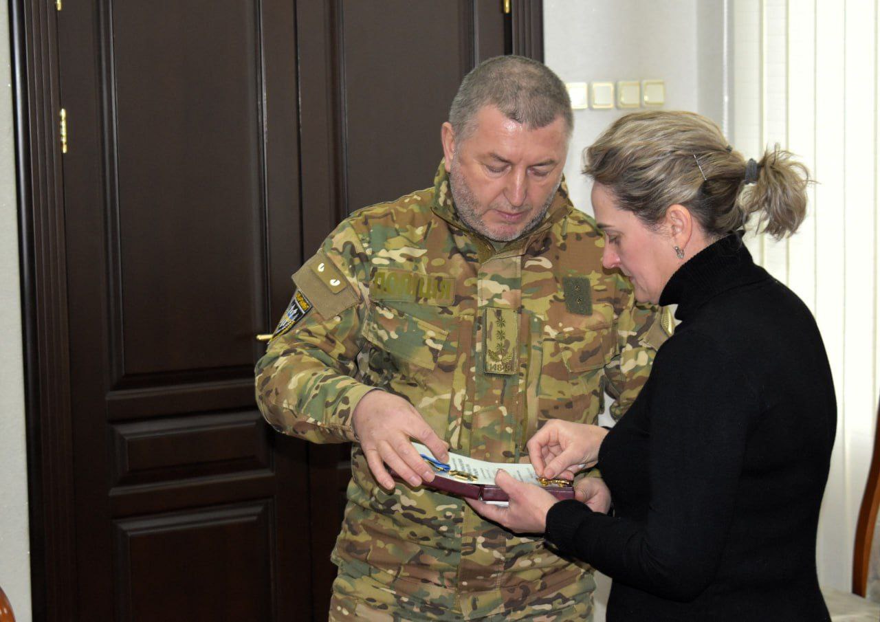 Матері загиблого захисника з Рівненщини вручили посмертний орден сина 0000