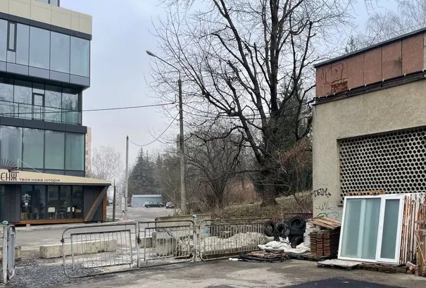 1 Перекриту стоянку за приміщенням Рівнеоблради можна орендувати