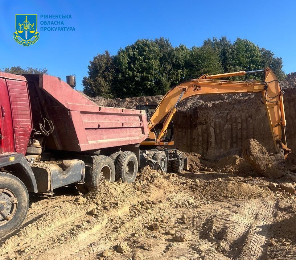 На Рівненщині судитимуть учасників угруповання, що незаконно видобували суглинок 0000