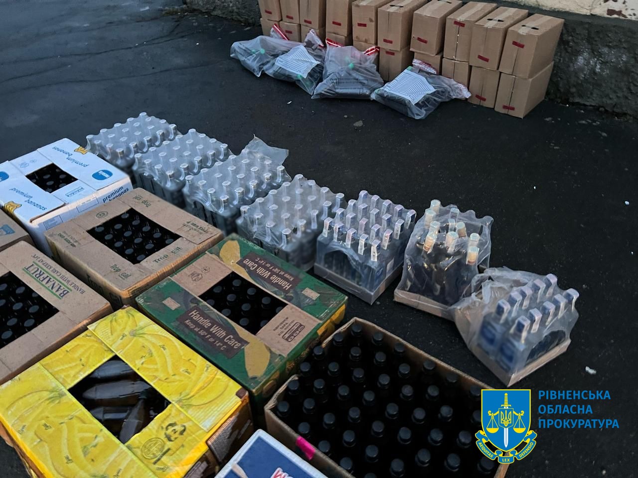 У Рівному викрили нелегальний цех з виробництва фальсифікованих алкогольних напоїв та тютюну 0000