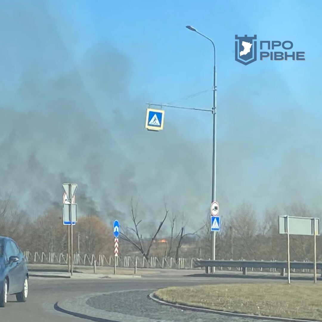 Неподалік вулиці Дубенська горить поле 0000